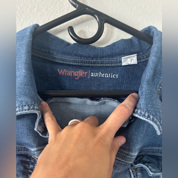 XL Wrangler Women's Classic Blue Jean Jacket - Picture 2 of 11